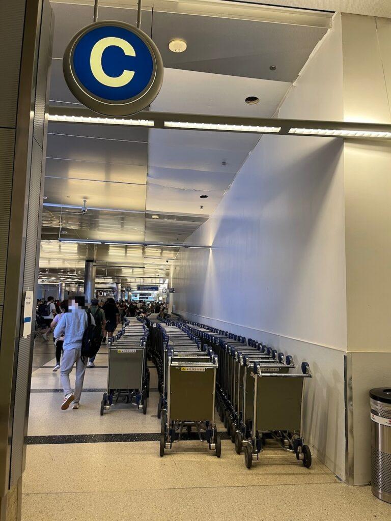 LA공항 입국장