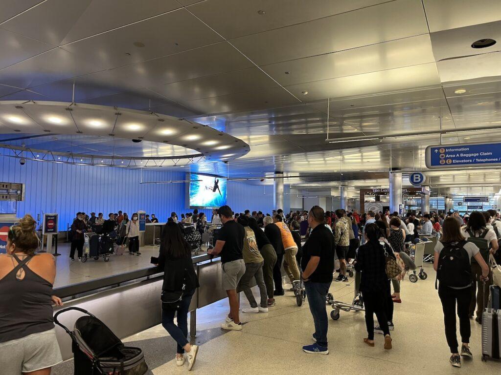 LA공항 터미널B 입국장 풍경