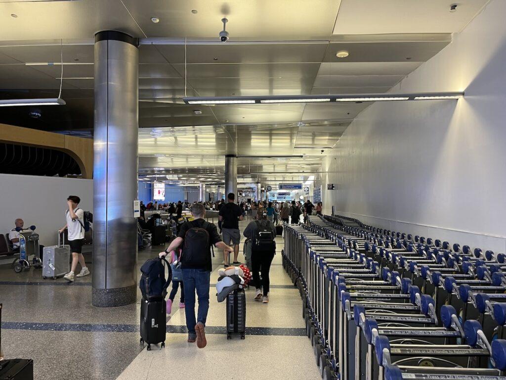 LA공항 터미널B 입국장