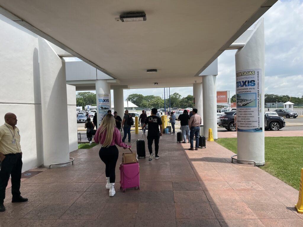 비야에르모사 공항 주차장