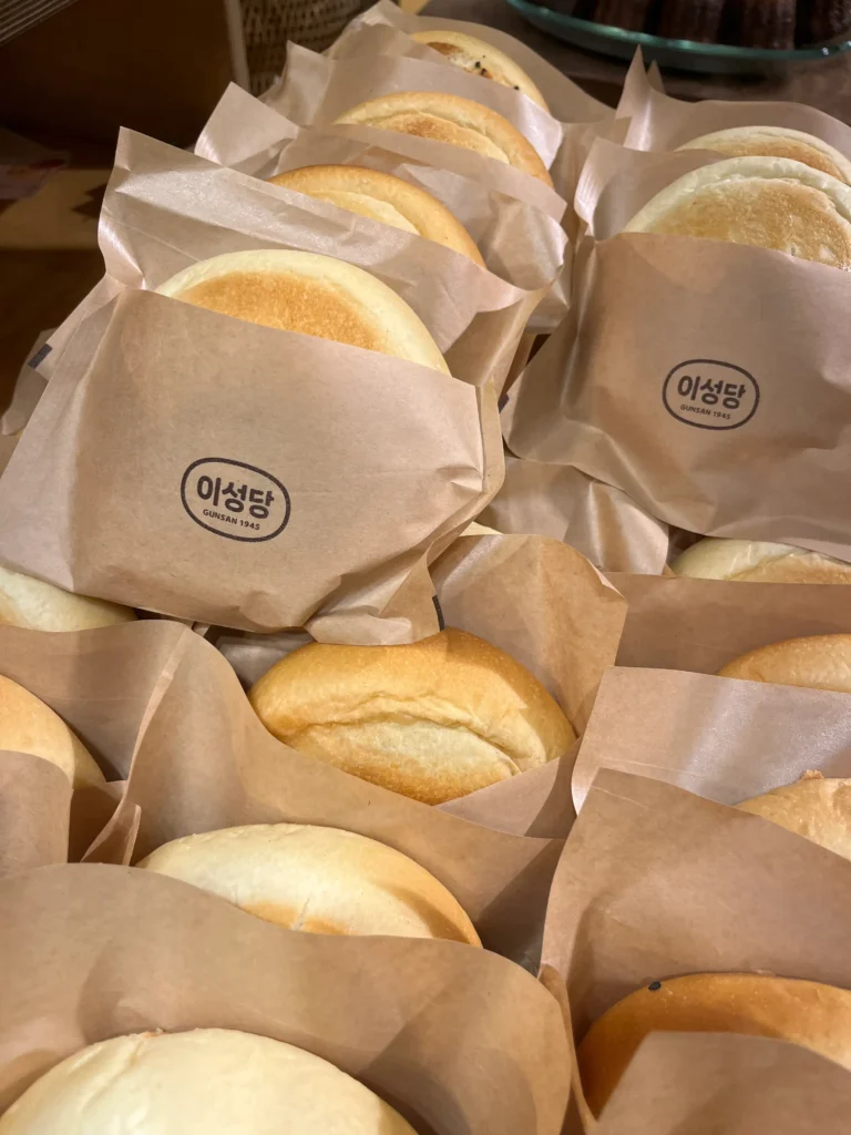 군산 이성당, 군산 현지인도 줄서는 군산 여행 필수 코스! 관련 사진 및 안내