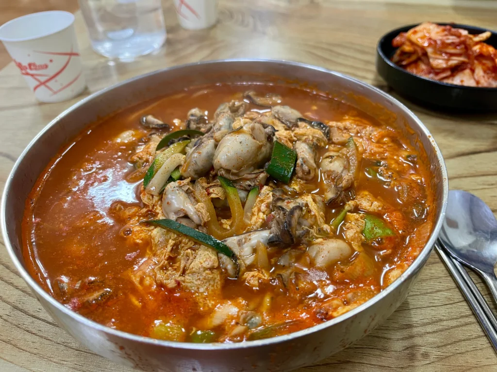 얼큰한 굴칼국수